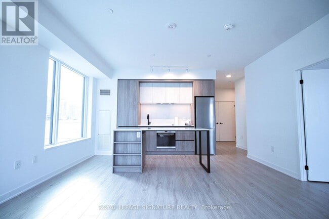 Photo du bâtiment - 2495 Eglinton Ave W