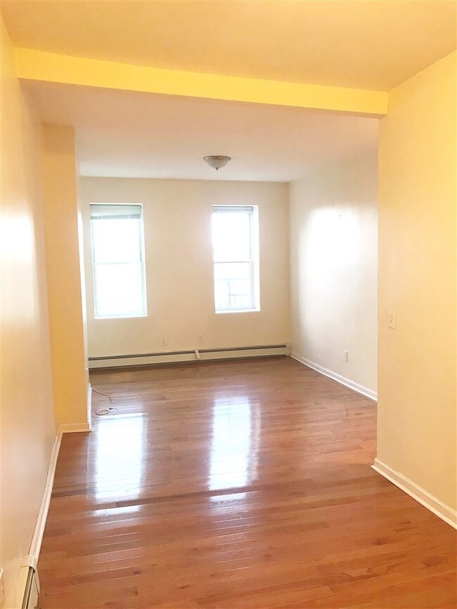 Building Photo - 151 Christopher Columbus Dr