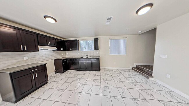 Foto del edificio - 630 1/2 W 79th St