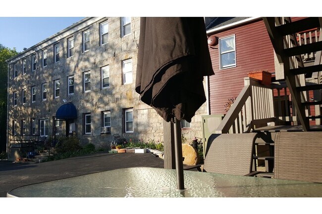 Building Photo - 3 Cook St