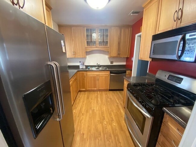 Building Photo - 3 bedroom, 1 bath Norwalk Home