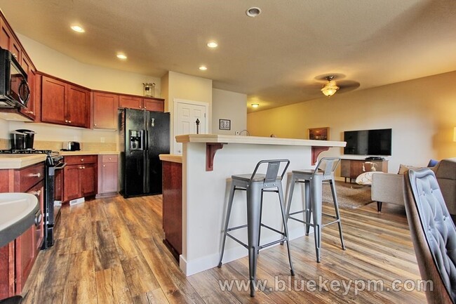 Building Photo - 3 Bed, 2.5 Bath  Townhome With Primary on ...