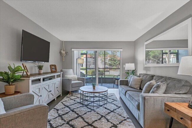 Foto del edificio - SEASONAL BEAUTIFULLY UPDATED GROUND FLOOR ...