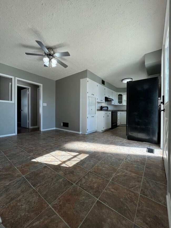 Building Photo - Newly remodeled 3-bedroom, 2.5 bathroom home