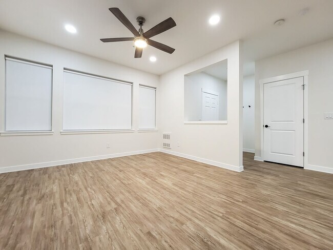Building Photo - Beautifully Updated 2-Story Home in Issaqu...