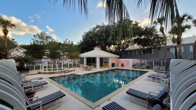 Foto del edificio - 4939 Walden Cir