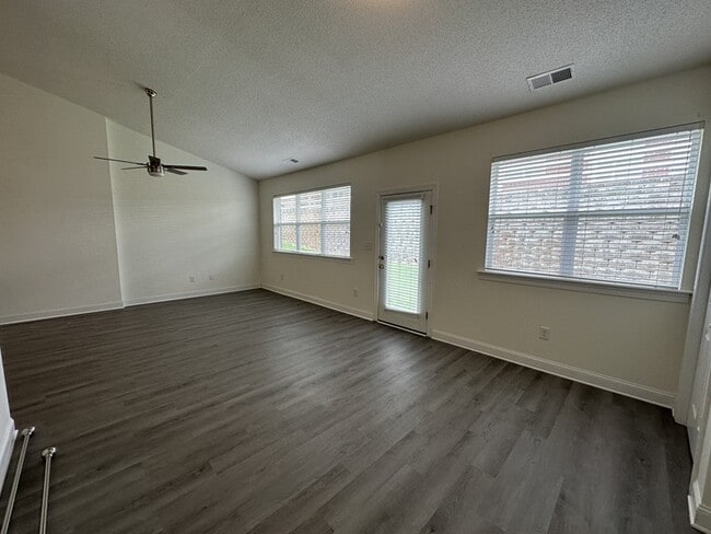 Building Photo - Beautifully renovated 2 bedroom 2 bath uni...