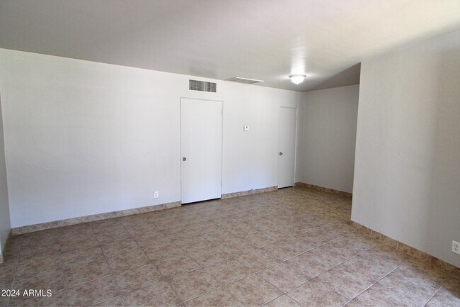 Building Photo - 2925 N 19th Ave