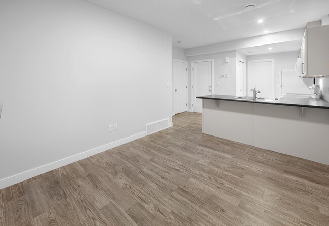 Building Photo - 1364 Erker Cres NW