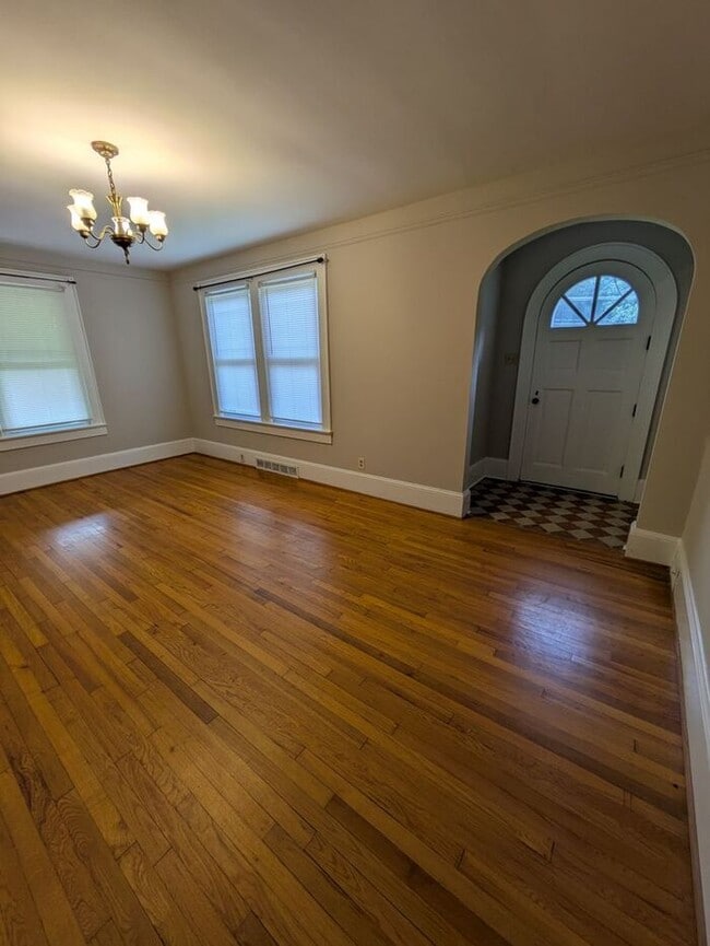 Foto del edificio - 3BD/1BA Unit with Basement in Hickory