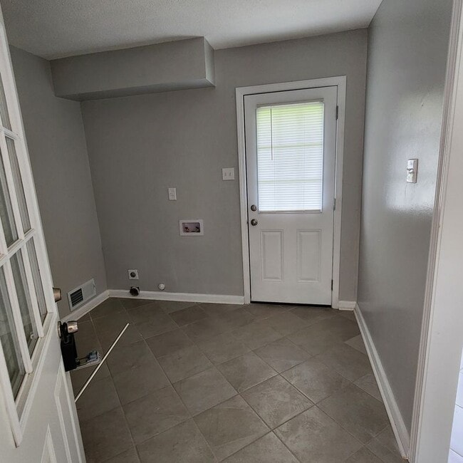 Building Photo - 4765 Covington Pike