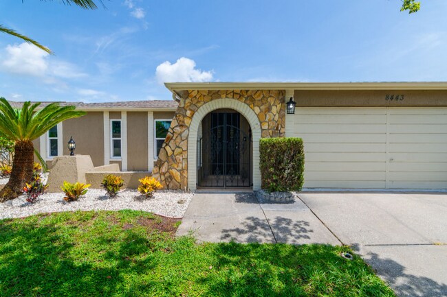 Foto del edificio - 8443 Redfield Dr