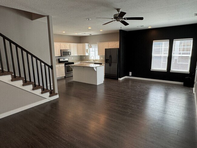Building Photo - Beautiful 3 bedroom 2 1/2 bath townhome