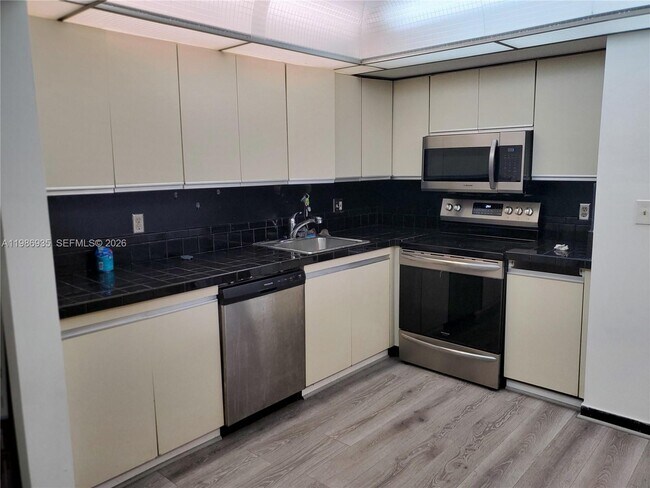 Foto del edificio - 2500 Parkview Dr