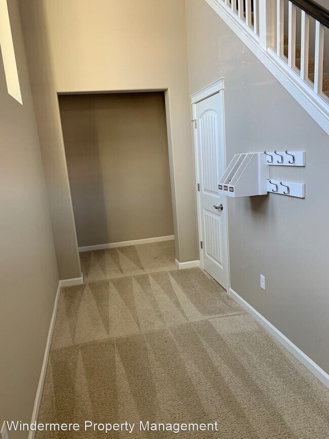 Building Photo - 4 br, 2.5 bath House - 2155 SW Nautical St...