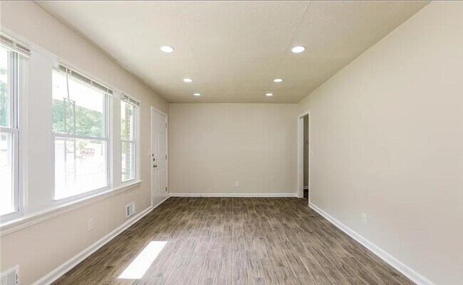 Building Photo - 2765 Fairlane Dr SE