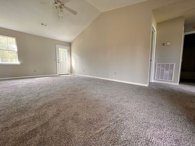Foto del edificio - AVAILABLE LATE AUGUST | RECENTLY RENOVATED...
