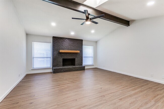 Building Photo - 2822 Clear Springs Dr