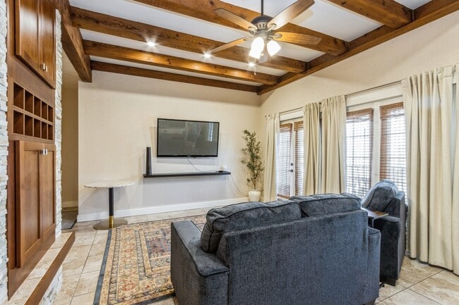 Foto del edificio - 1111 W 46th St