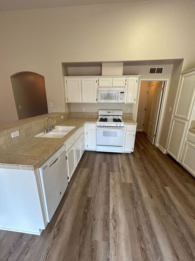 Foto del edificio - Charming Home For Rent Available Now