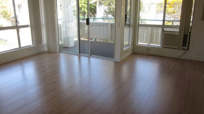 Building Photo - SPACIOUS 2 BED/2BA/2PARKING TOWNHOUSE IN A...
