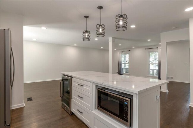 Building Photo - 3480 Tanbark Ct NE