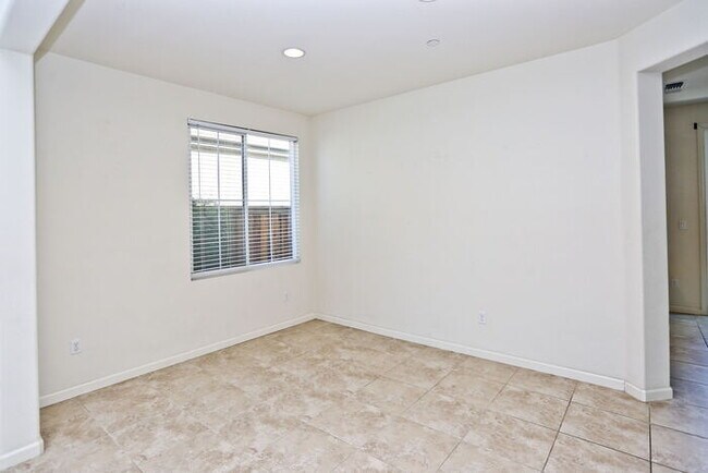 Building Photo - 533 Petunia Ct