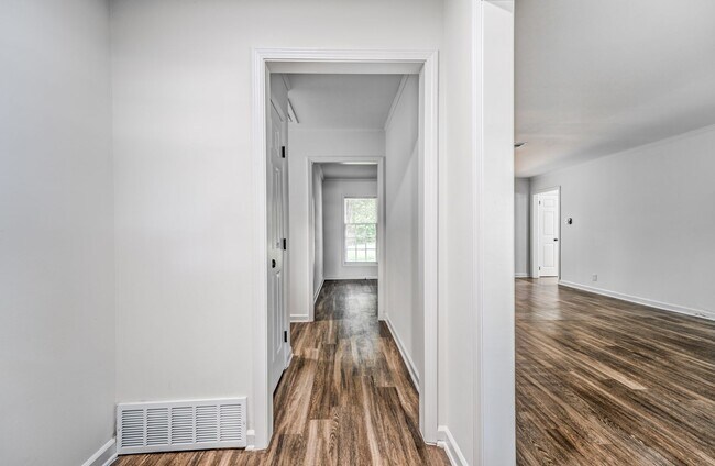 Building Photo - 4036 N Lake Forest Dr