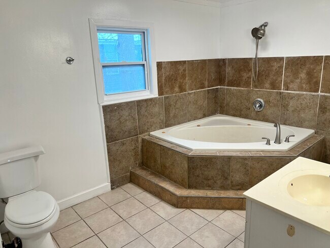 Baño - 1102 Range Line St