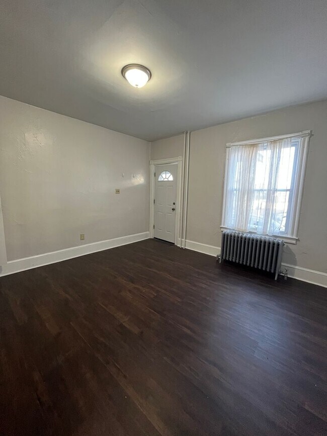 Foto del edificio - Charming three-bedroom row house available for rent in the desirable Nazareth