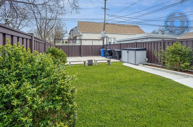 Foto del edificio - 3033 W Diversey Ave