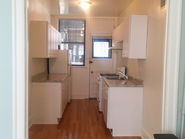 Foto del edificio - 1126 W Pratt Blvd