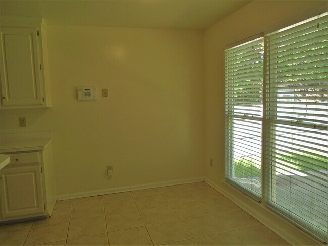 Building Photo - 3980 Brockett Walk
