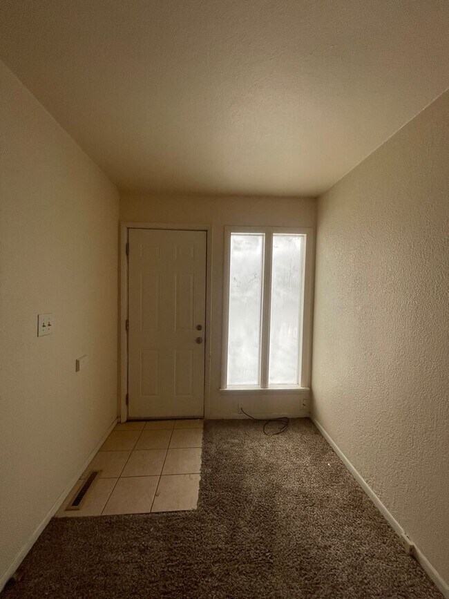 Building Photo - 2 bedroom 1 bath duplex available now