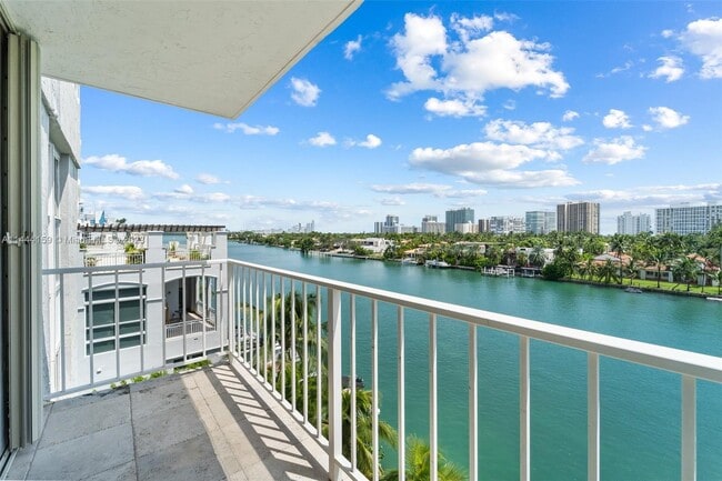 Foto del edificio - 9721 E Bay Harbor Dr
