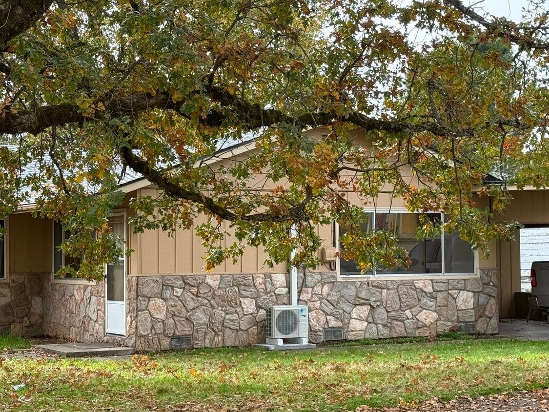 Primary Photo - 1337 SW Foundry St