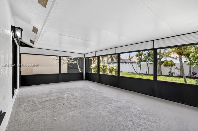 Building Photo - 9654 Sun Pointe Dr