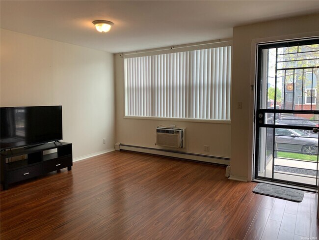 Building Photo - 547 Egan St
