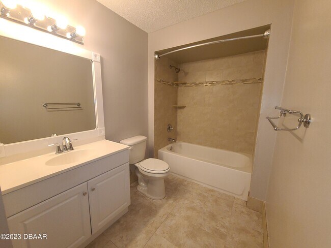 Building Photo - 2044 Oak Meadow Cir