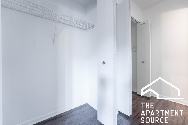 Building Photo - 925 W Carmen Ave