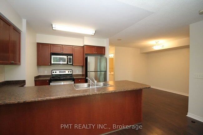 Building Photo - 30-830 Grand Trunk Crescent