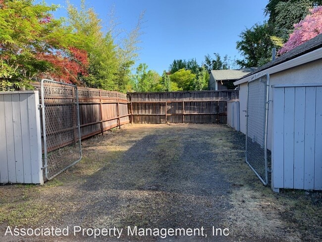Building Photo - 1 br, 1 bath House - 549 NE Dewdrop Ln