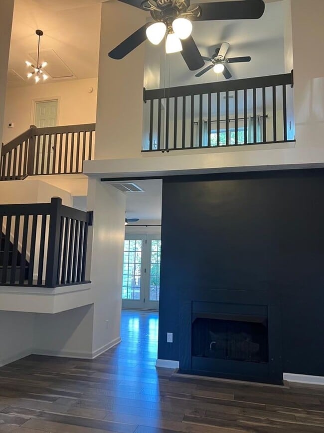 Foto del edificio - Beautifully updated 2-bedroom 2-bathroom t...