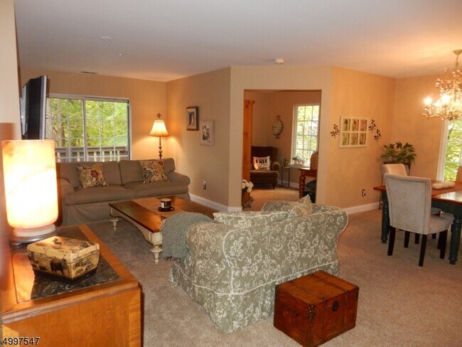 Building Photo - 113 Village Dr