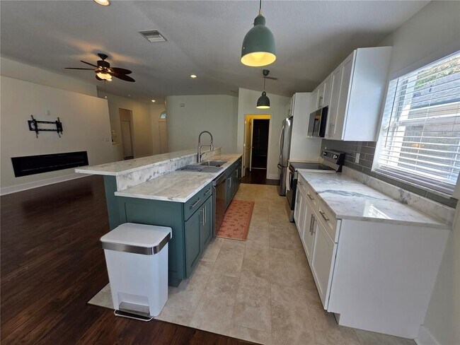 Foto del edificio - 730 Straw Lake Dr