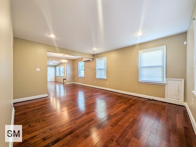 Building Photo - 127 N Huron Dr