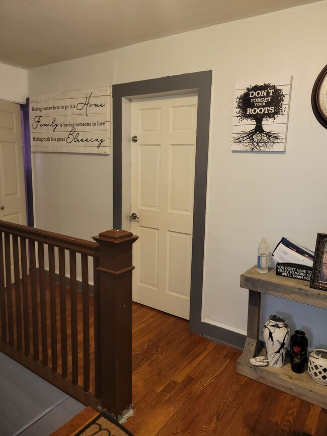 Pasillo que conduce al dormitorio principal. - 594 1st Ave