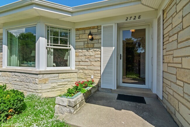 Building Photo - 2728 Iroquois Rd
