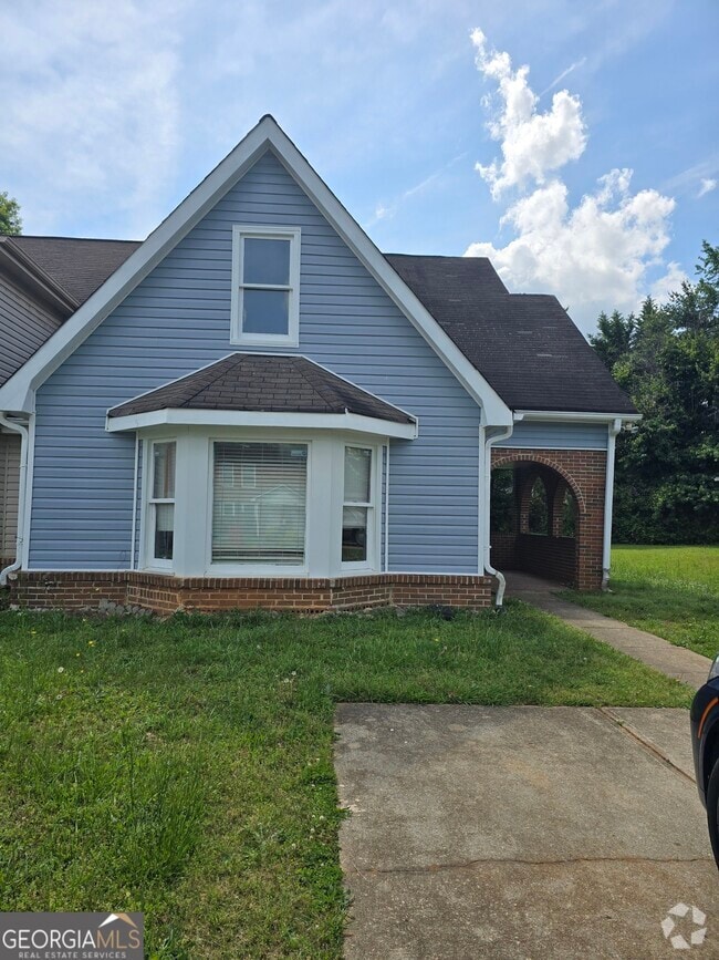 Building Photo - 2798 Country Ct SE