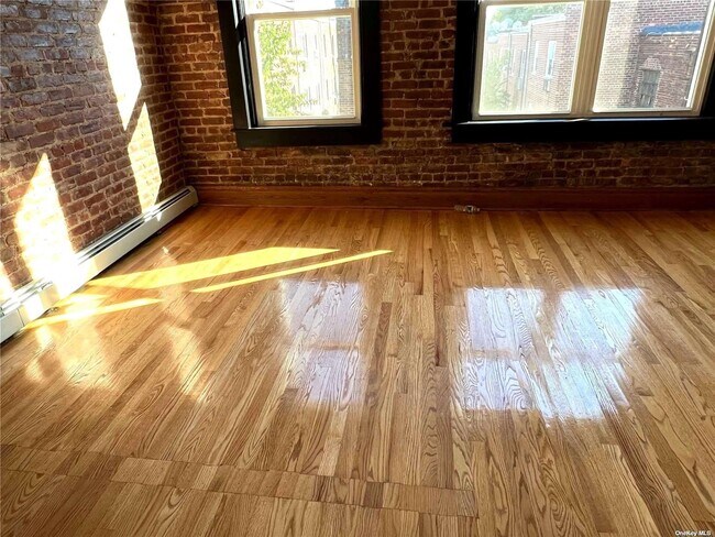 Foto del edificio - 6808 Woodside Ave